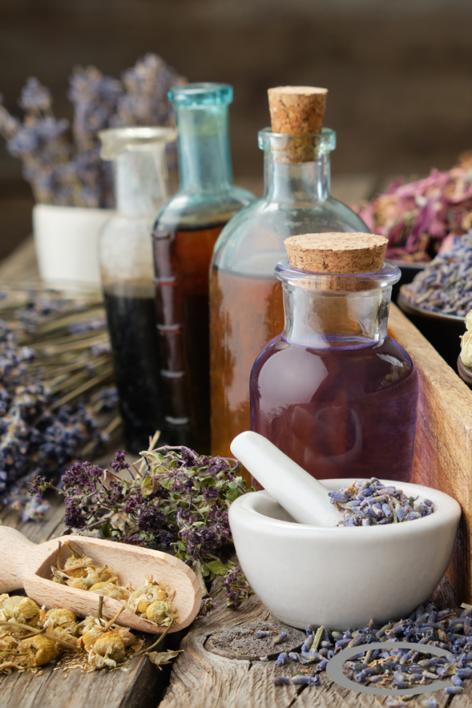 aetherische Öle, getrocknete Blüten und Lavendel