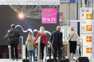 Kosmetikmesse Beauty International Eingangsbereich mit Messebesuchern